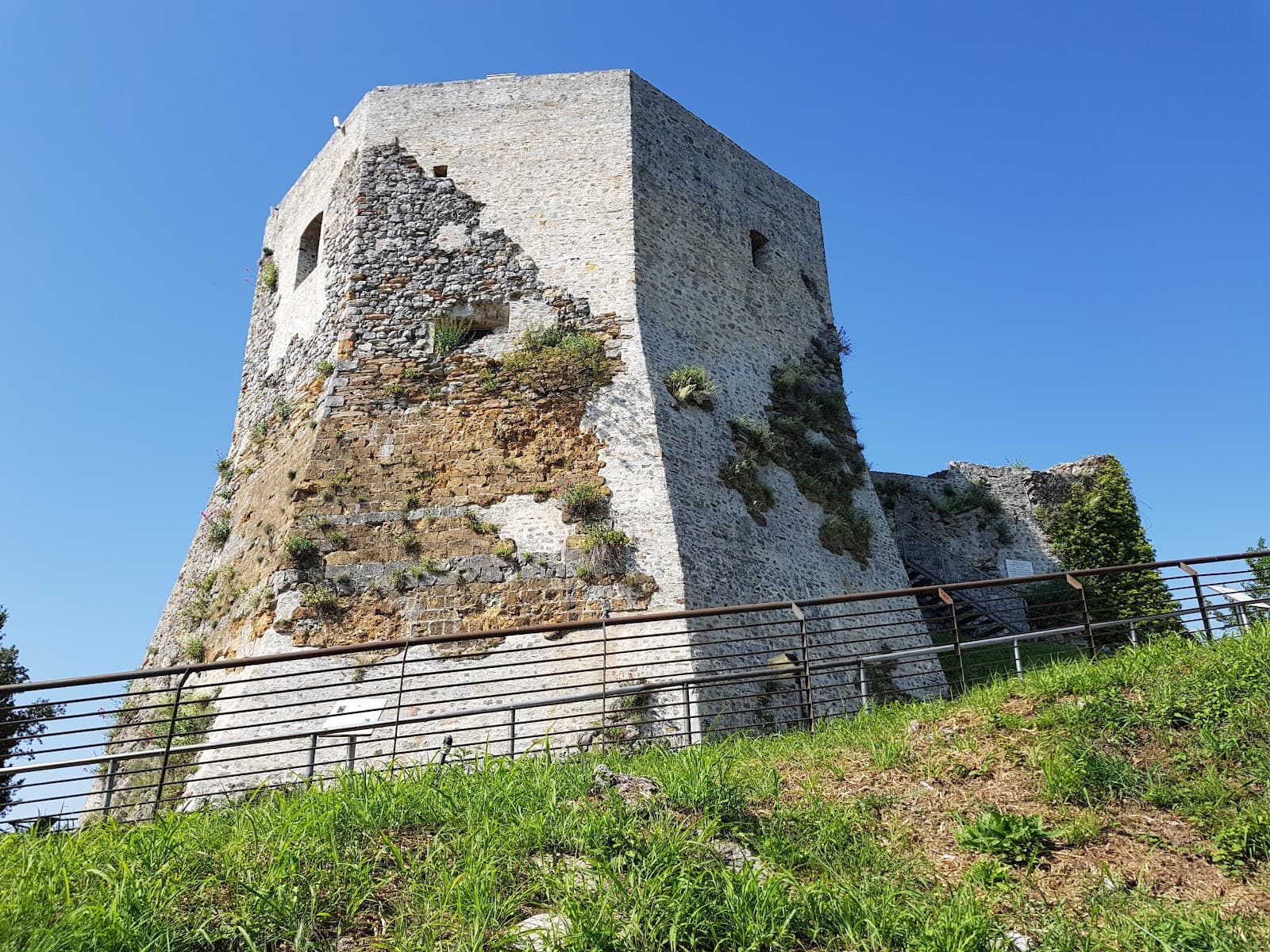 Castello Aghinolfi (Montignoso) - Image 1