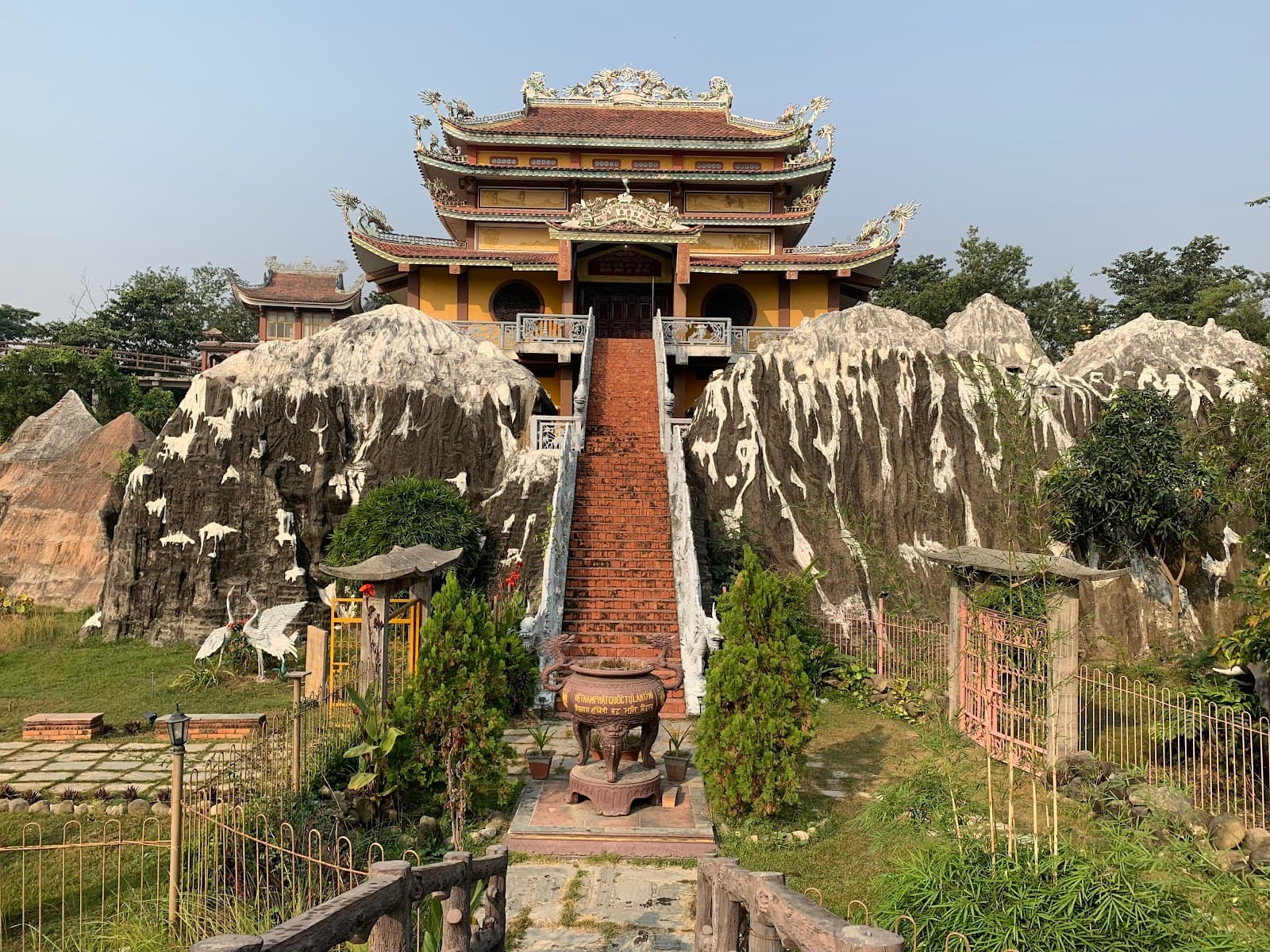 Vietnam Phat Quoc Tu Temple - Image 1