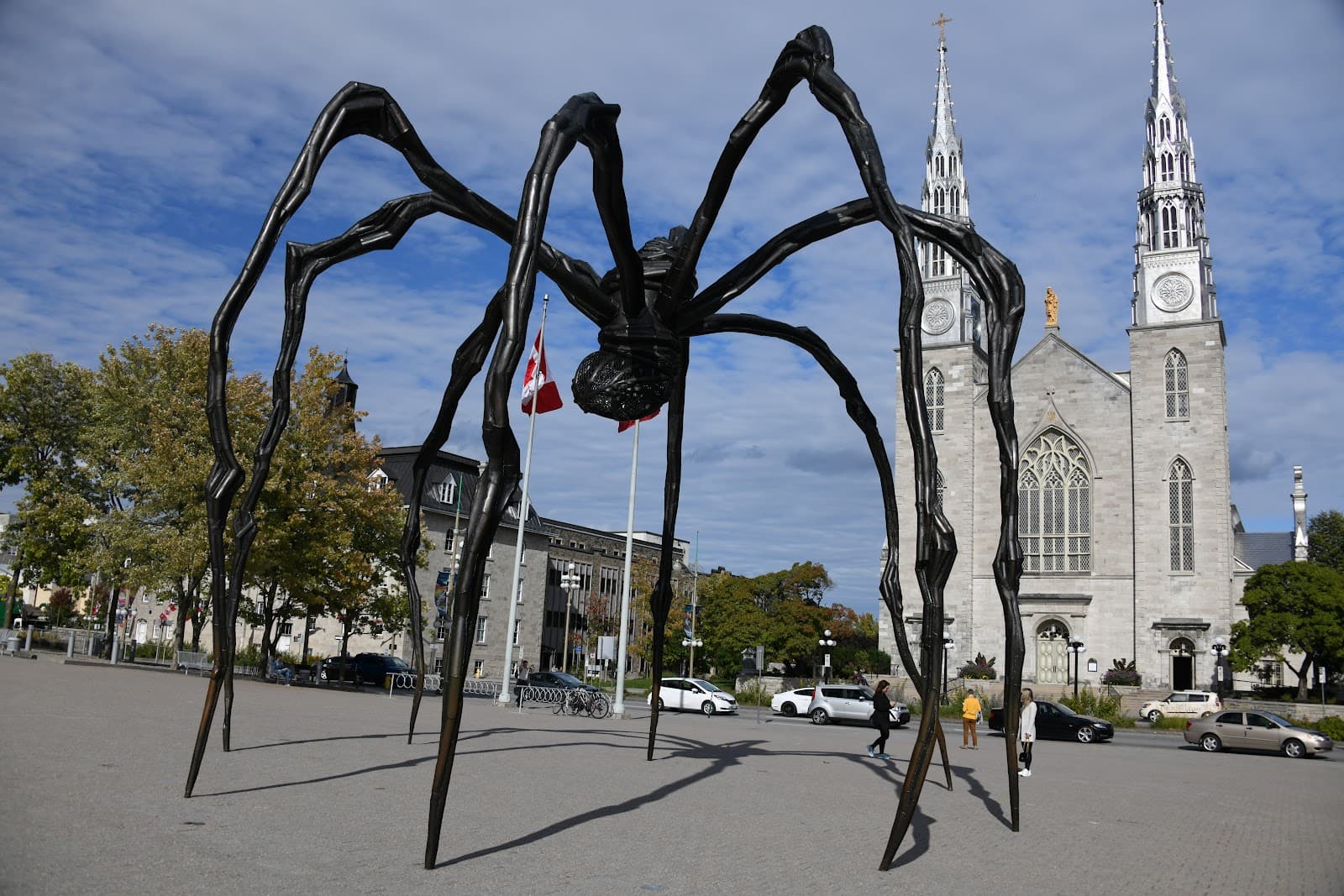 Maman sculpture - Image 1