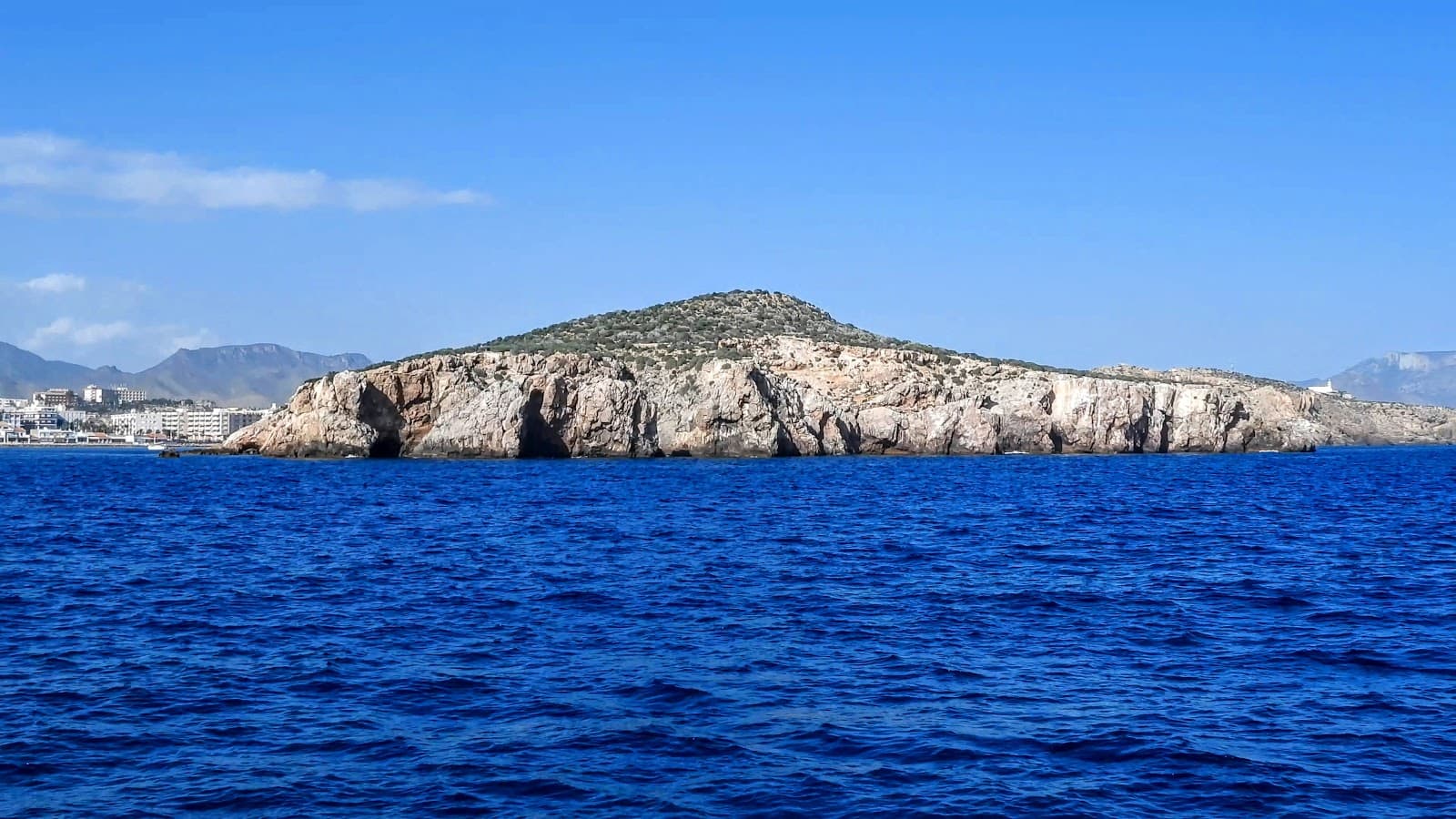 La Isla - Image 1
