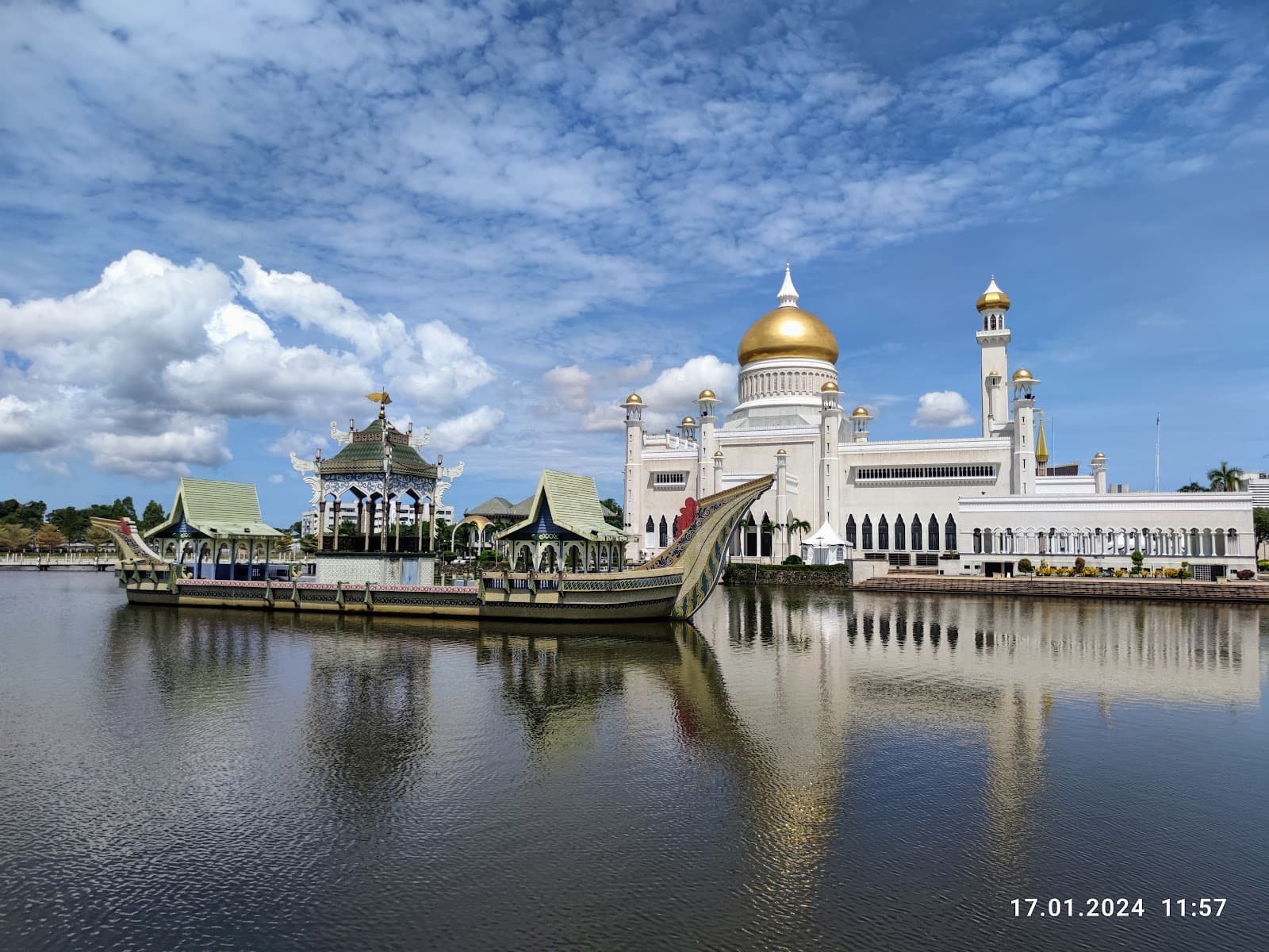 Omar Ali Saifuddien Mosque - Image 1