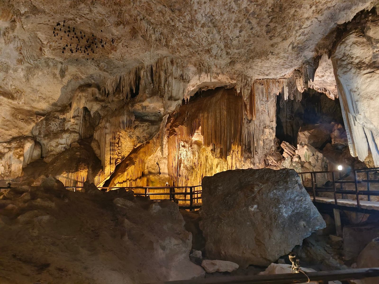Diamond Cave Tham Phra Nang Nai - Image 1