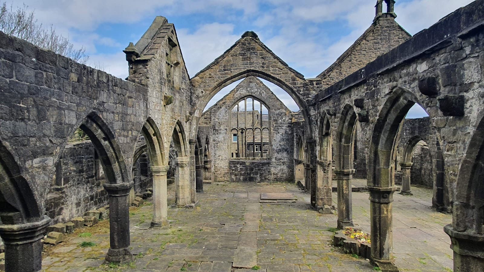 St Thomas à Becket Church Ruins - Image 1