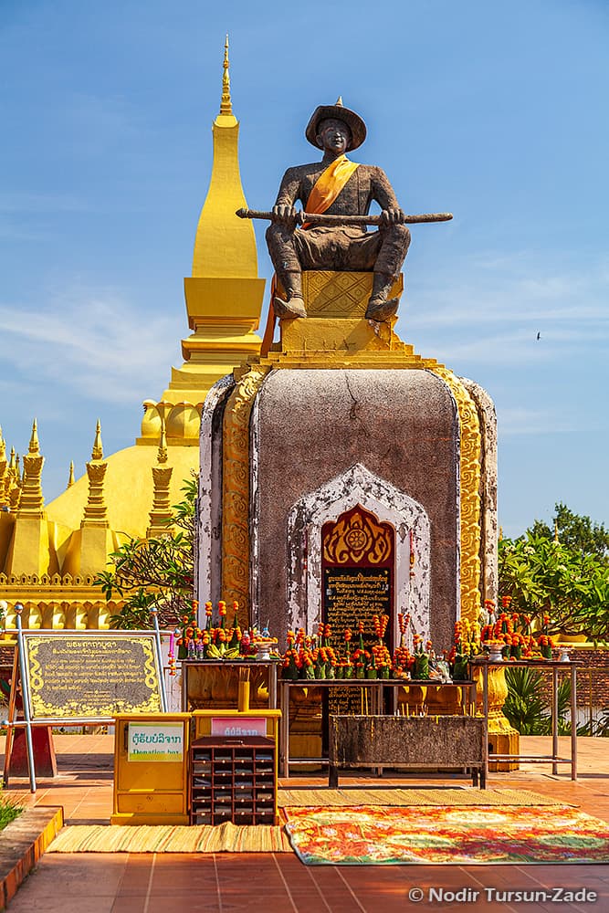 King Setthathirath Statue - Image 1