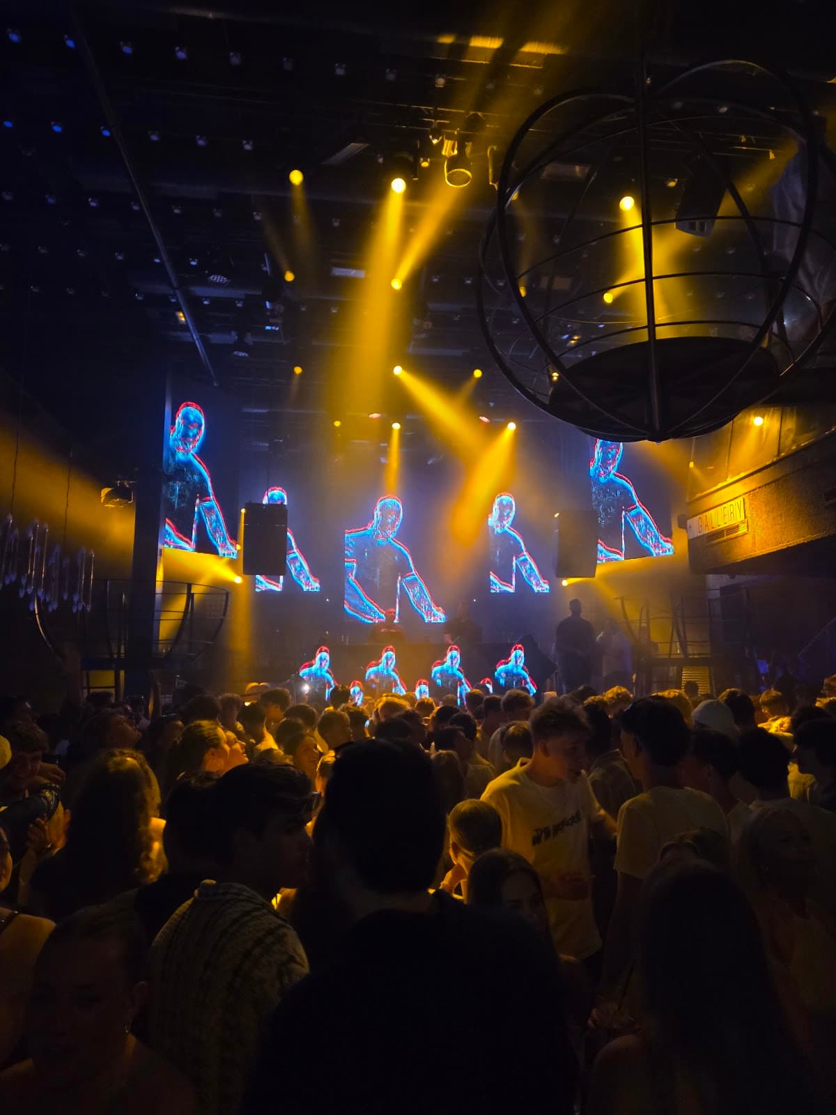 Central Club Split - Image 1