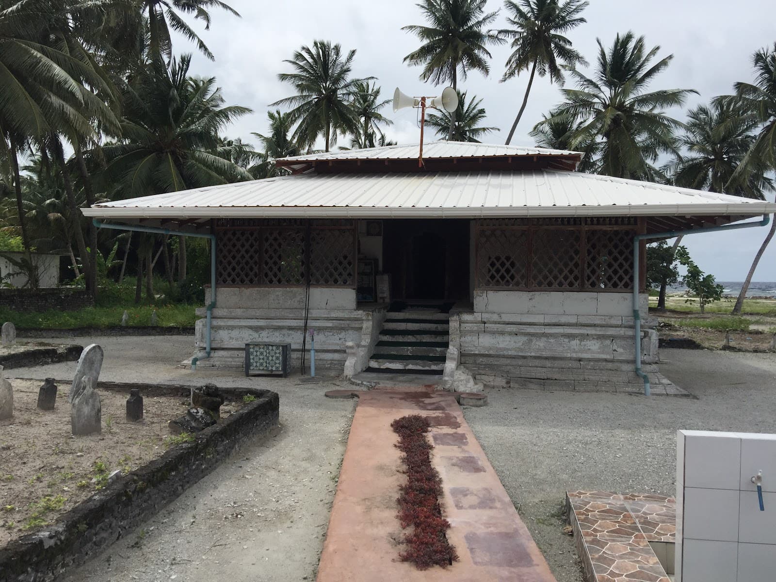 Isdhoo Old Mosque Laamu - Image 1