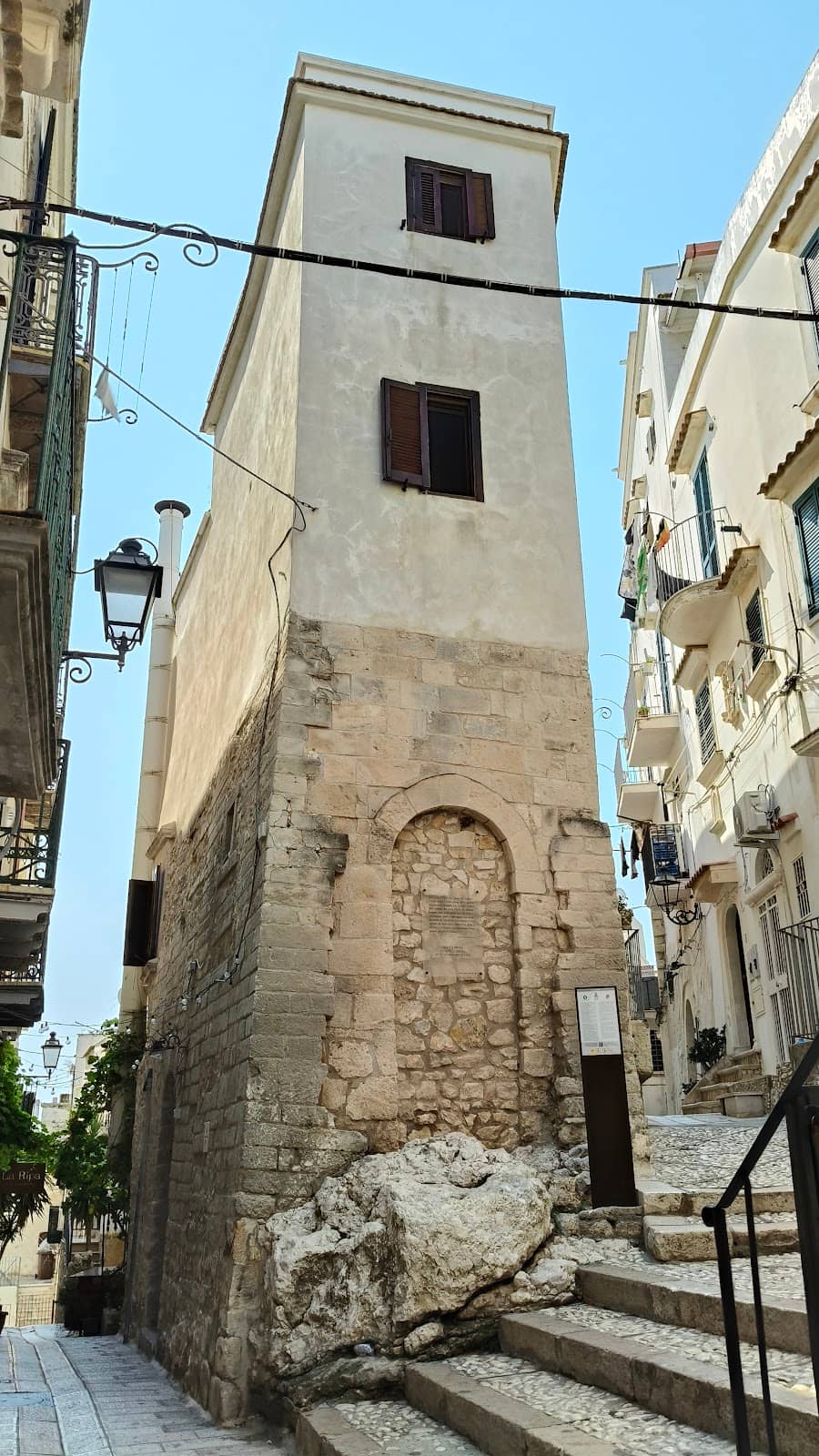 Cobblestone Alleys and Historic Houses