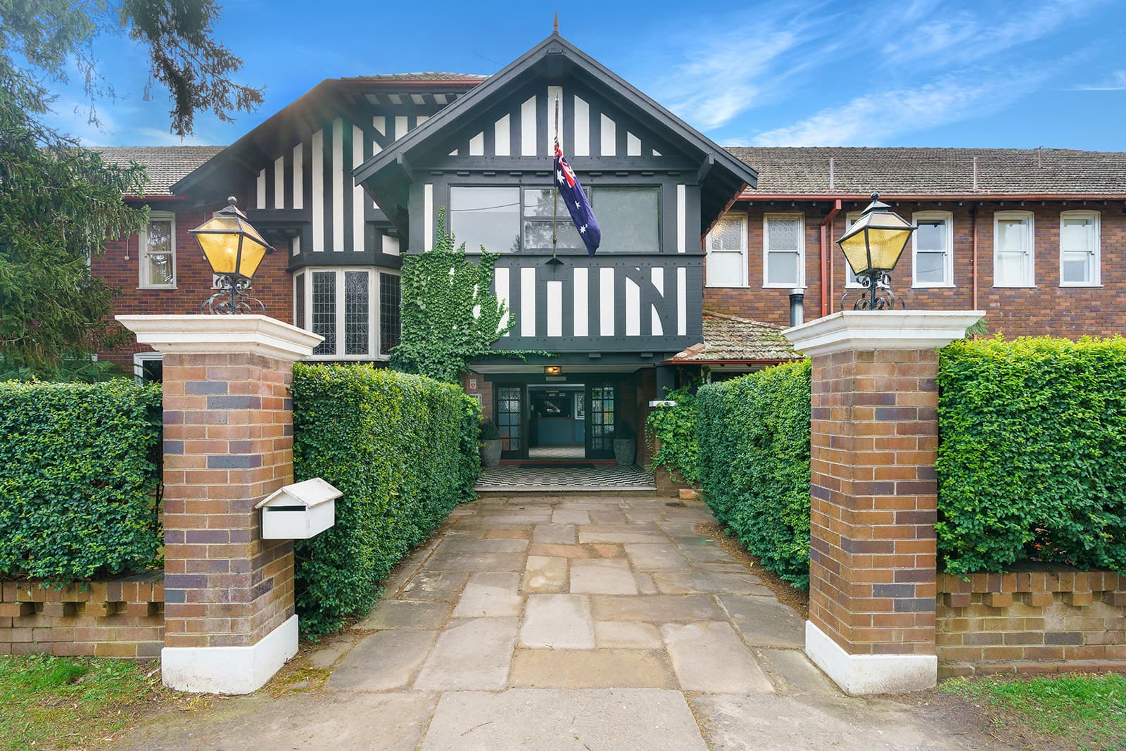 Bundanoon Hotel - Image 1