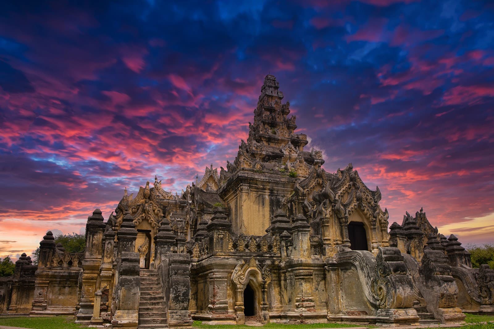 Maha Aungmye Bonzan Monastery - Image 1