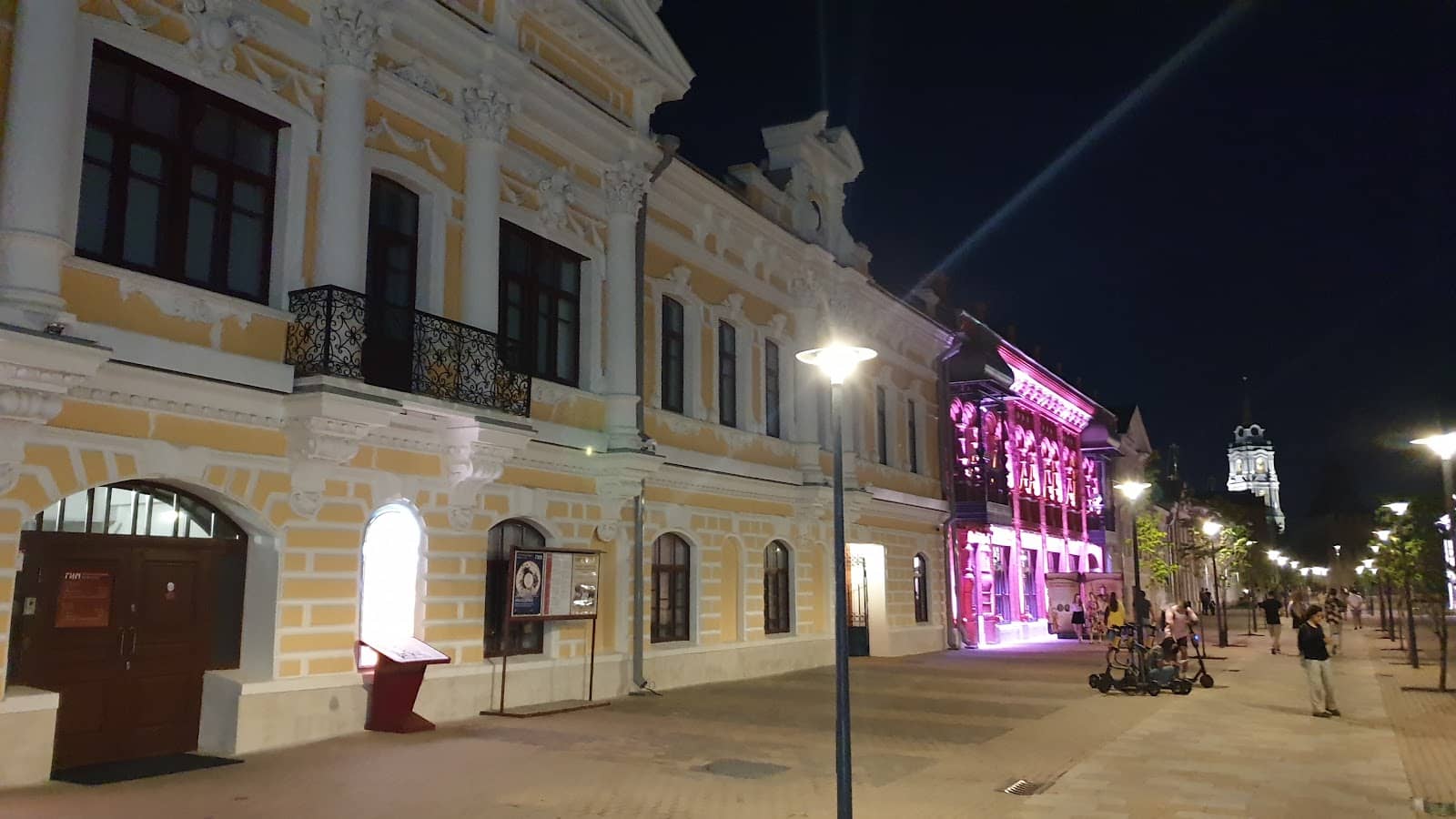 Local Cafes and Eateries