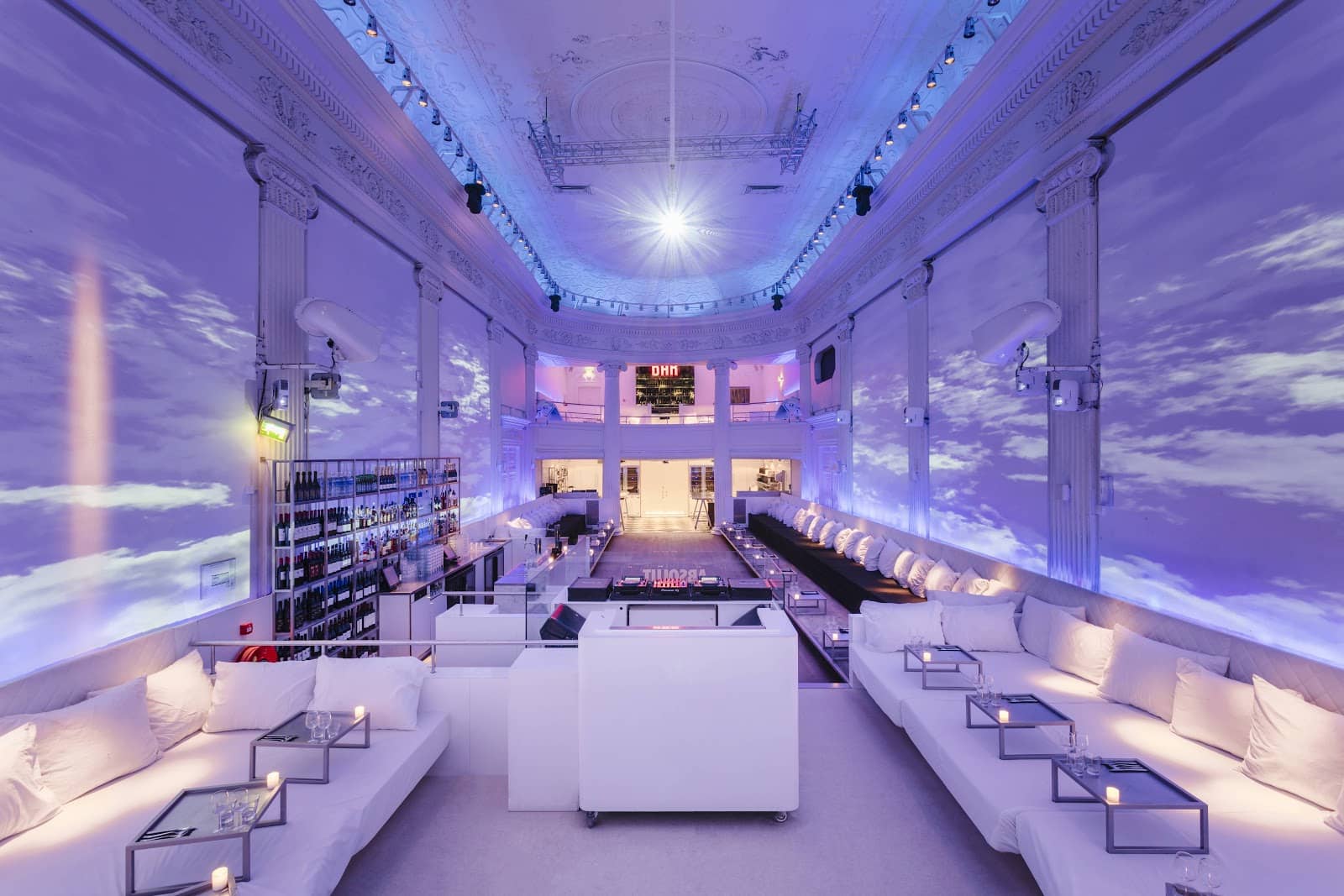 Clubby, Lively Ambiance