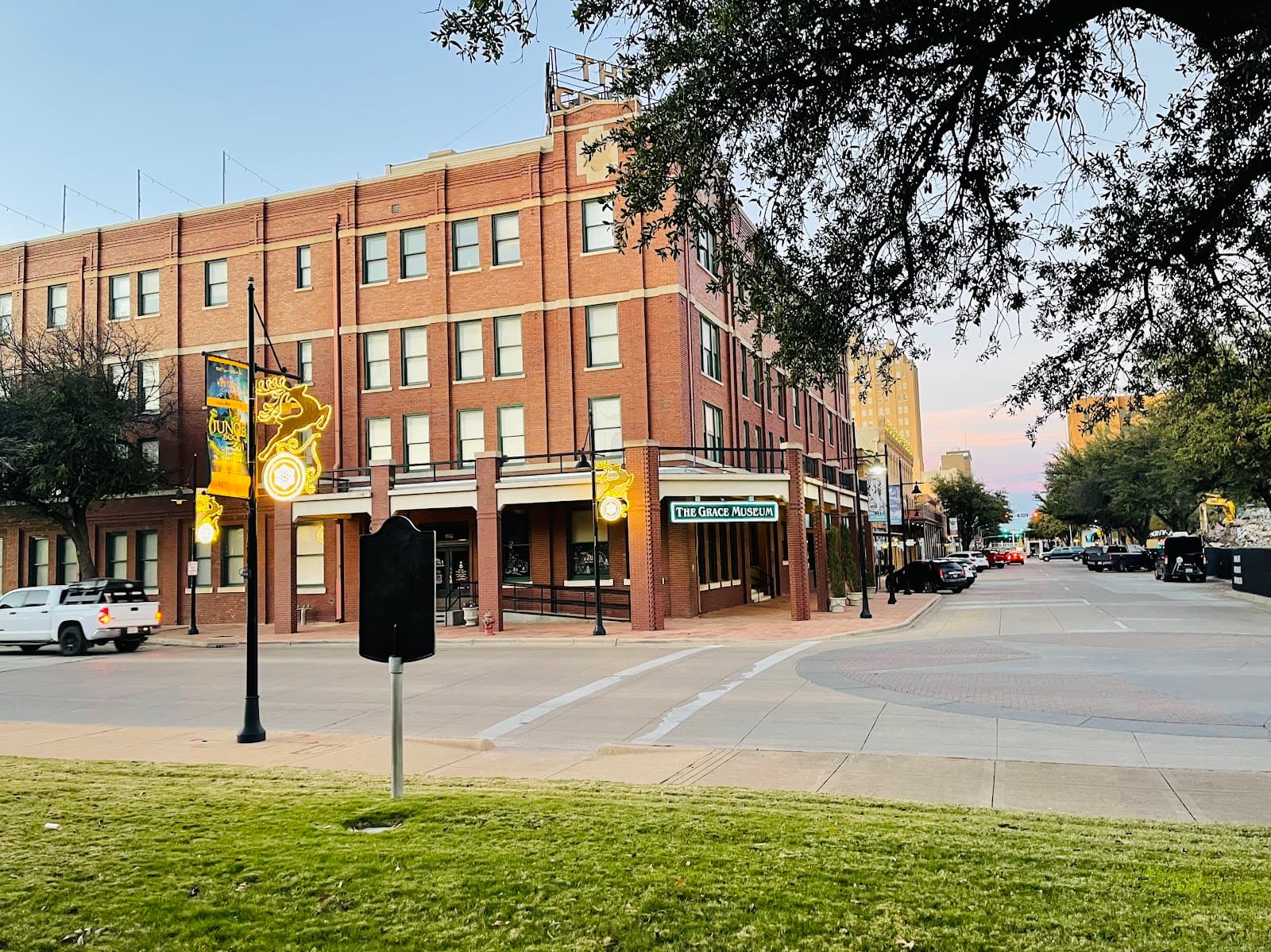 Sayles Boulevard Historic District - Image 1