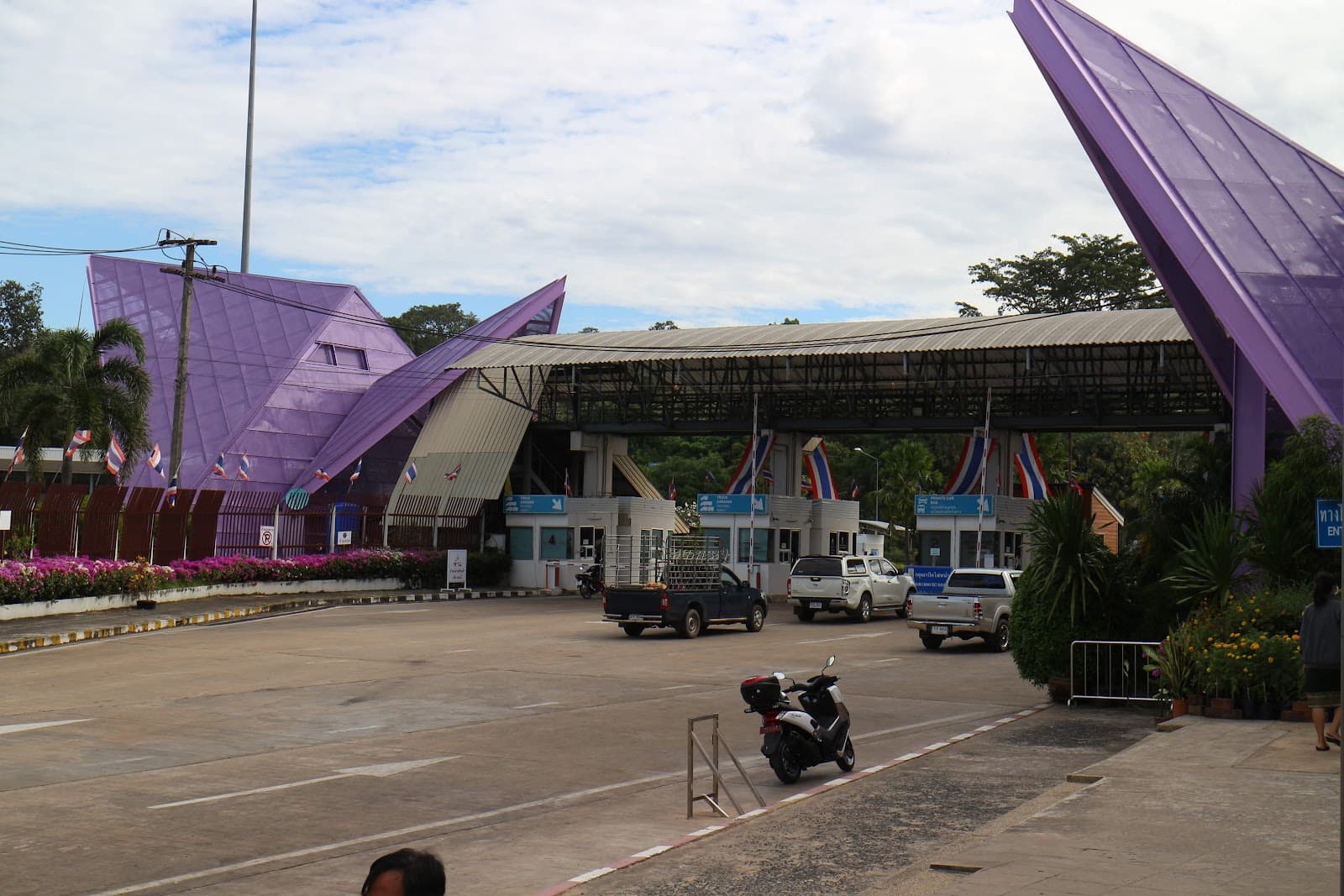 Chong Mek Border Market - Image 1