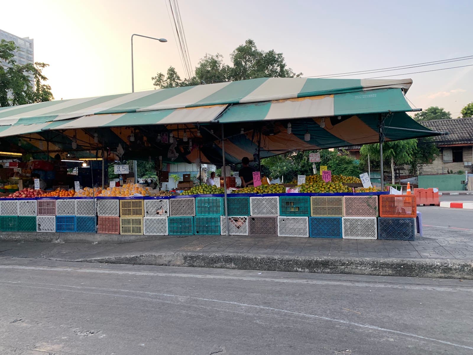 Rot Fai Thonburi Market - Image 1