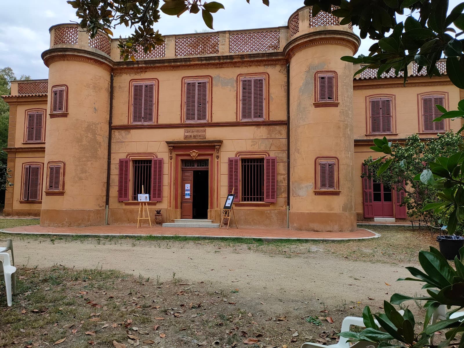 Chรขteau de la Moutte & Park - Image 1