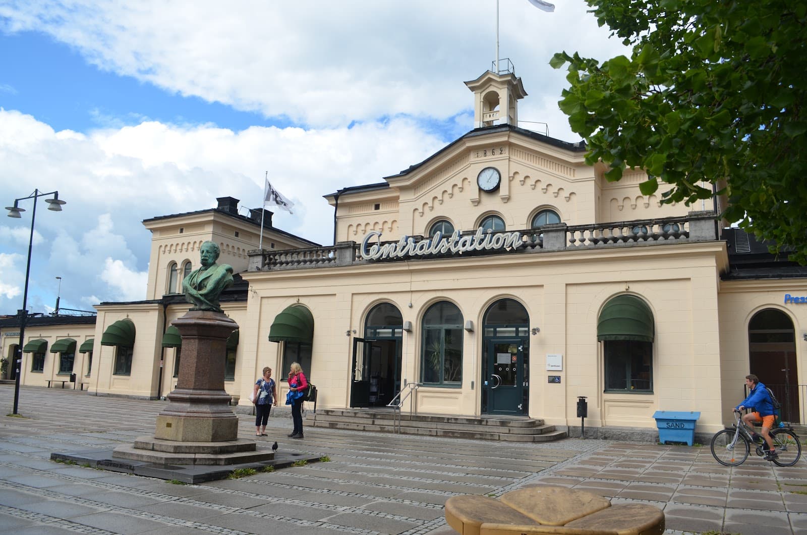 Örebro Central Station - Image 1
