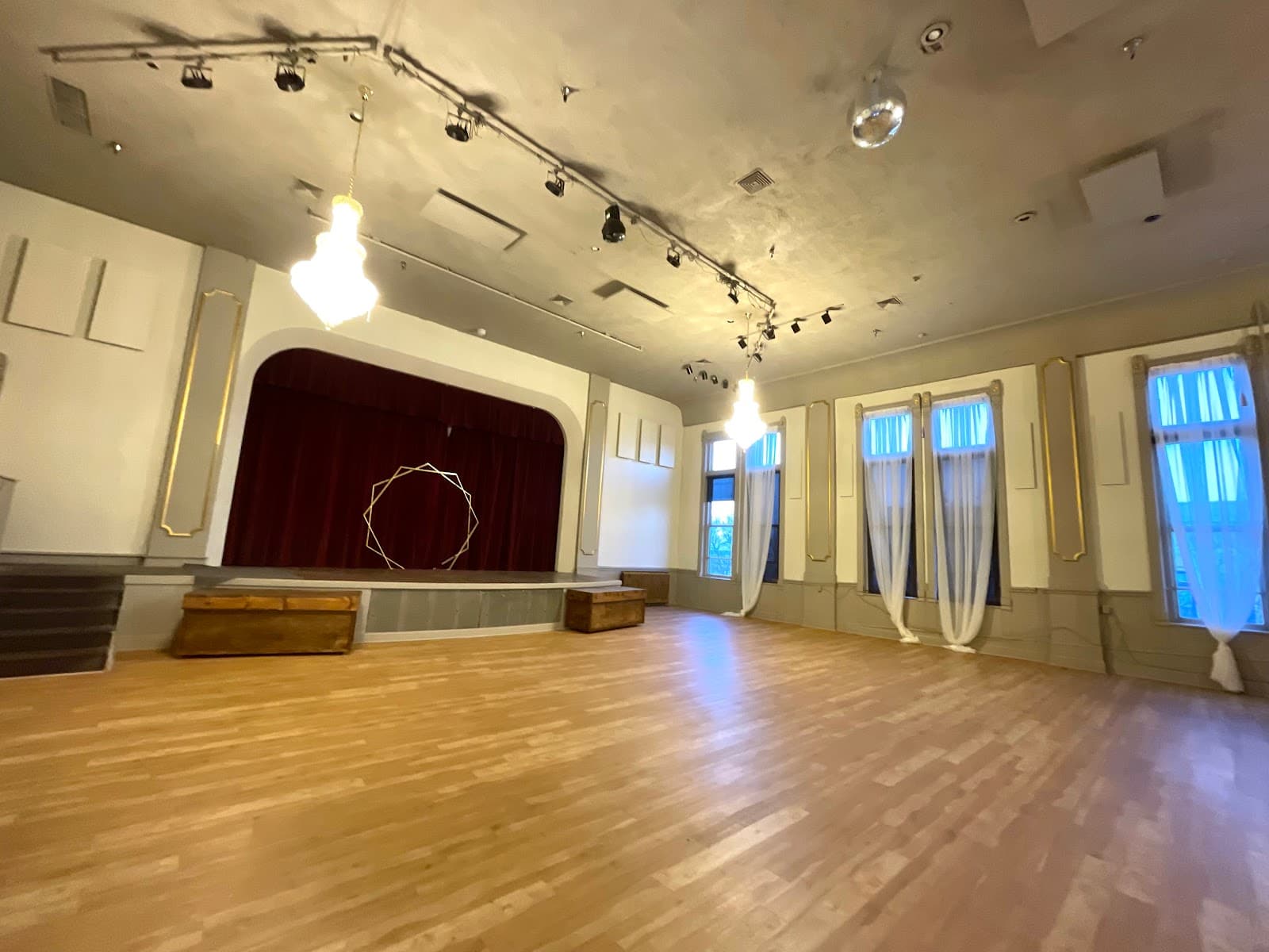 Dickens Opera House - Image 1