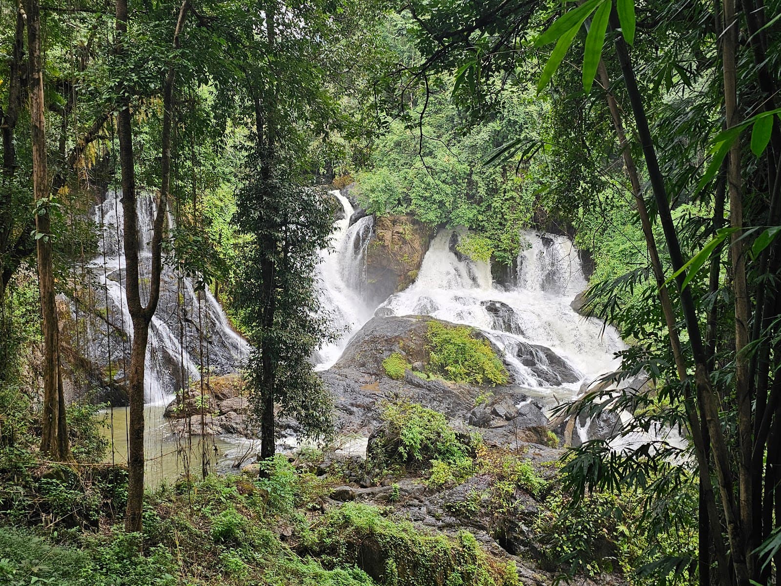Pha Sua Waterfall Mae Hong Son - Image 1