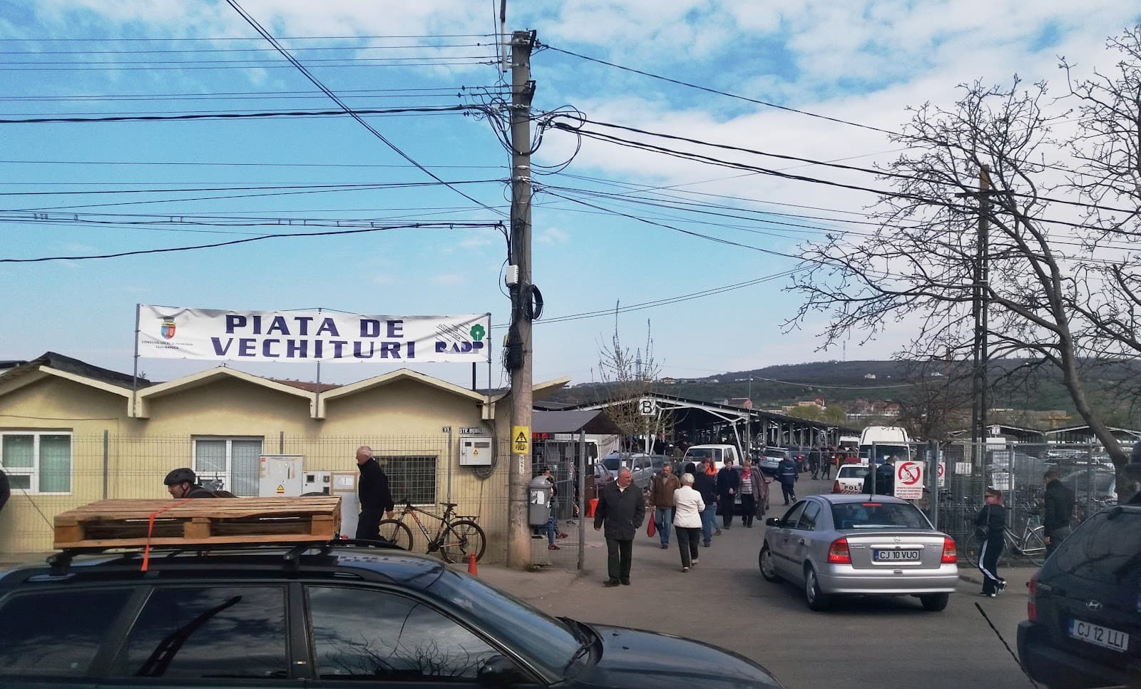 Oser Flea Market - Image 1