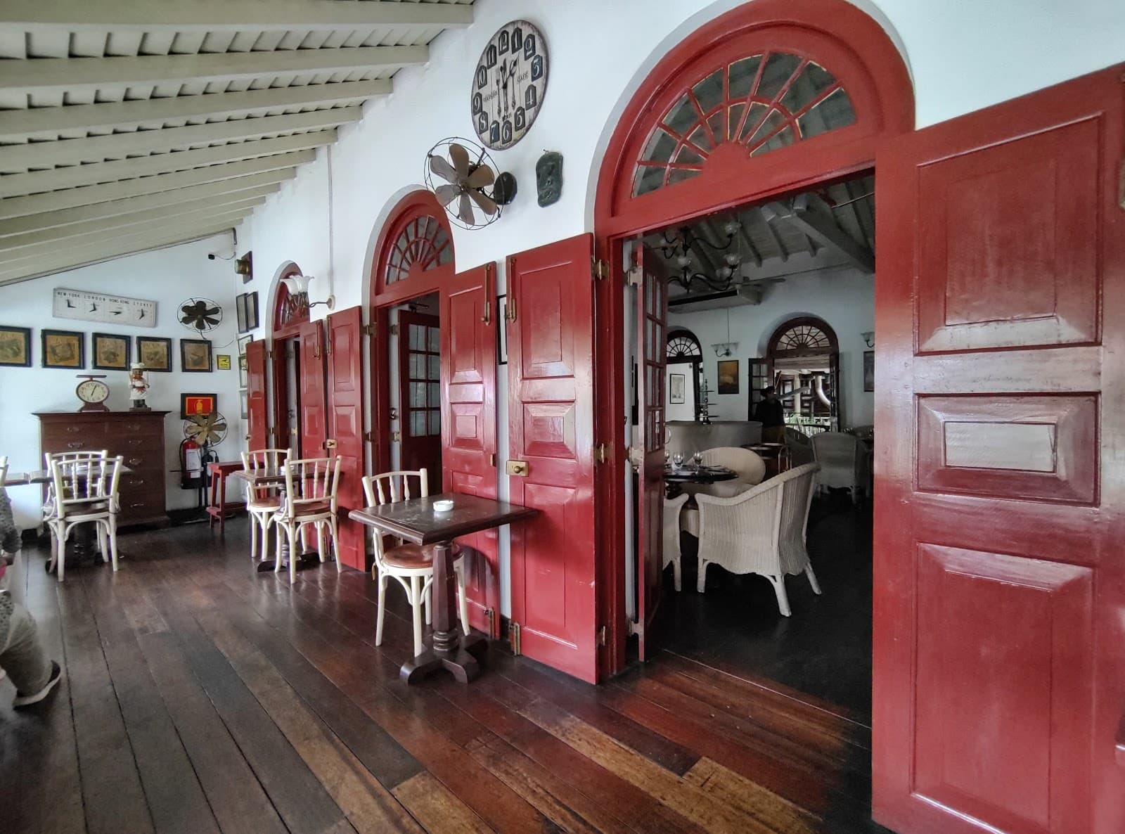 Royal Bar & Hotel Kandy - Image 1