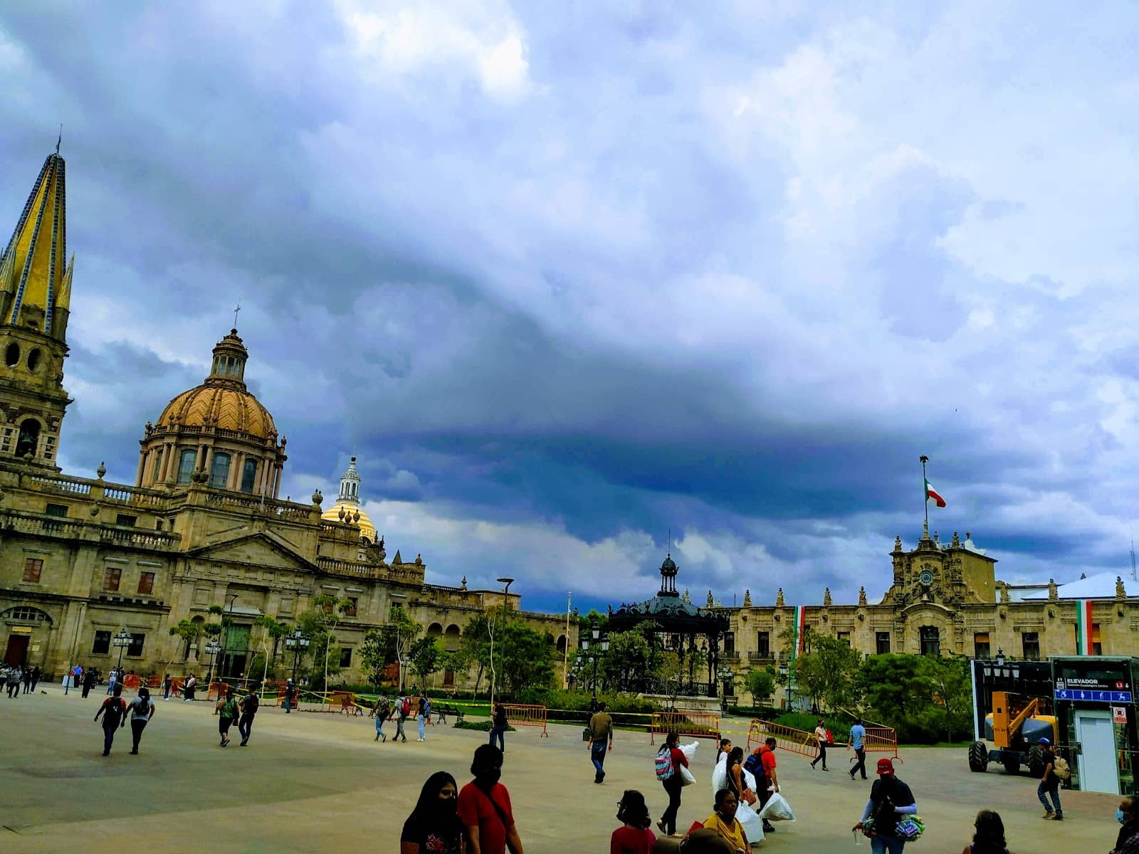 Street Performers & Vendors