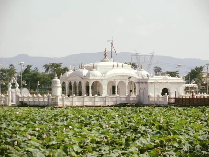 Jal Mandir Pawapuri - Image 1