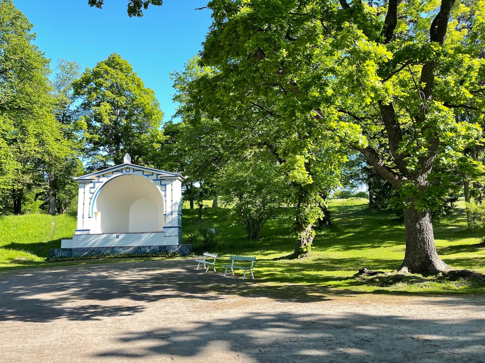 Pusupuisto (Kissing Park) - Image 1
