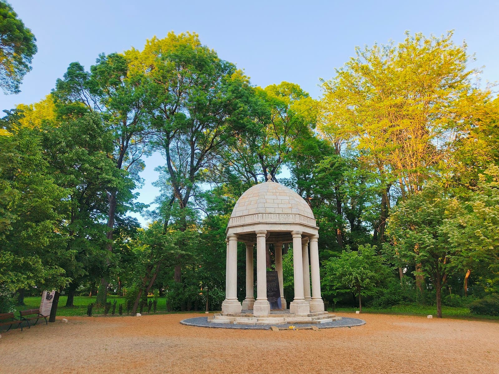 Helikon Monument - Image 1