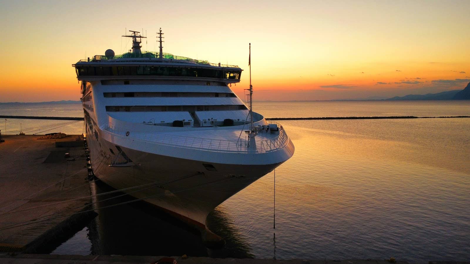 Cozy Waterfront Dining