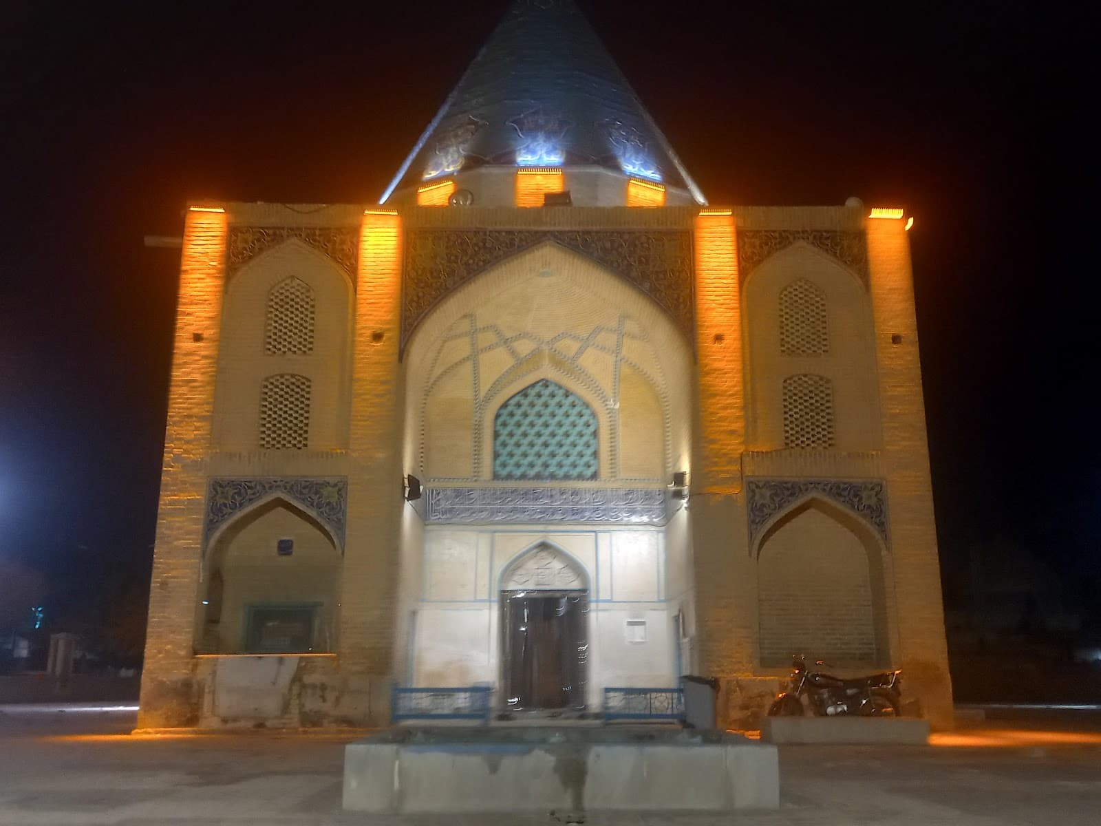 Takht-e Foulad Cemetery - Image 1