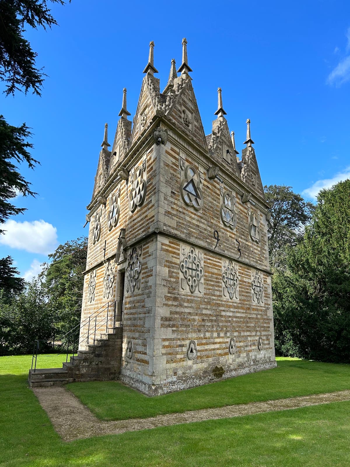 Rushton Triangular Lodge - Image 1