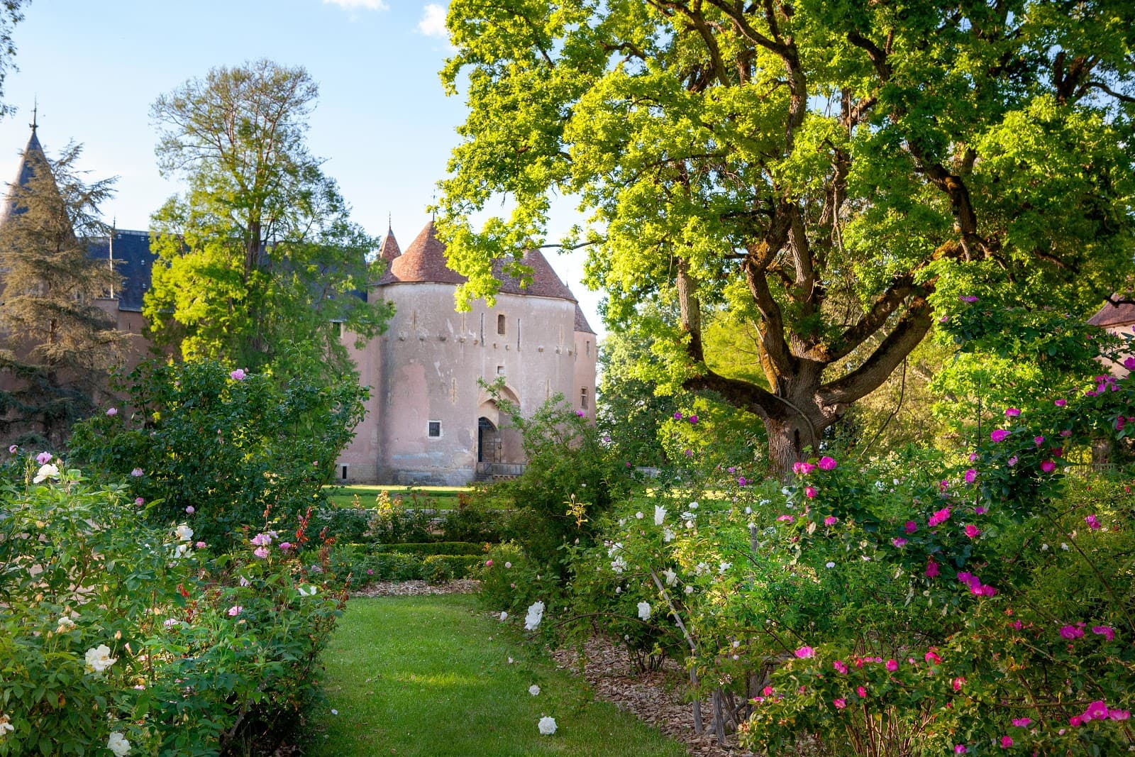 Ainay-le-Vieil Castle - Image 1