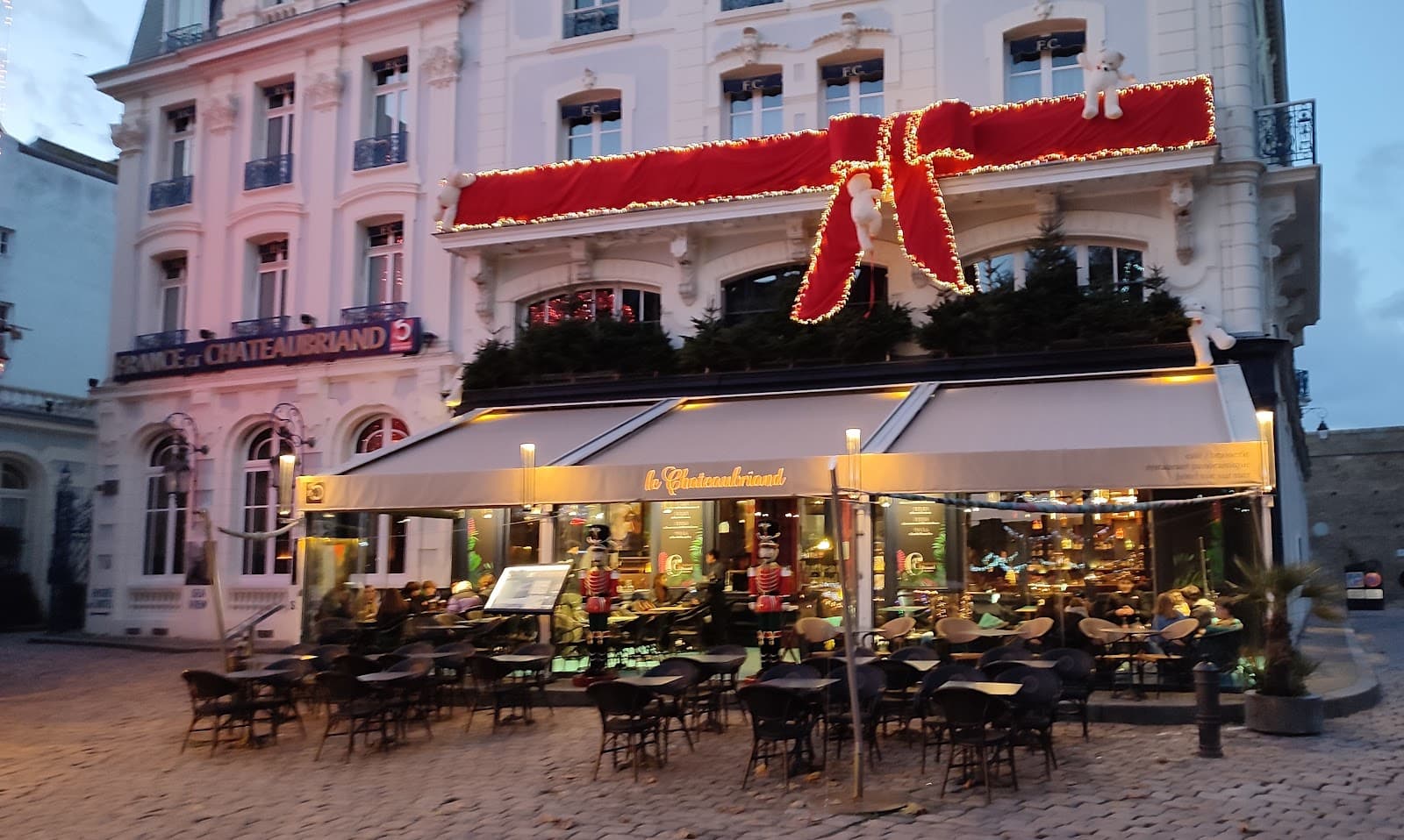 Place Chateaubriand - Image 1