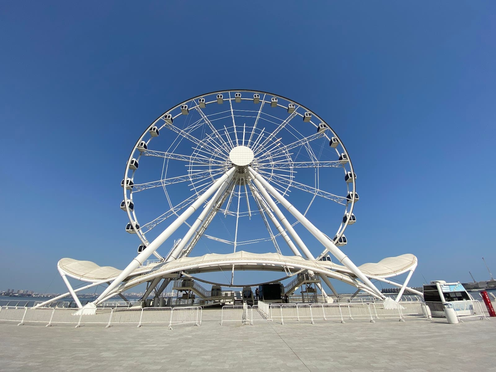 Baku Eye Ferris Wheel - Image 1