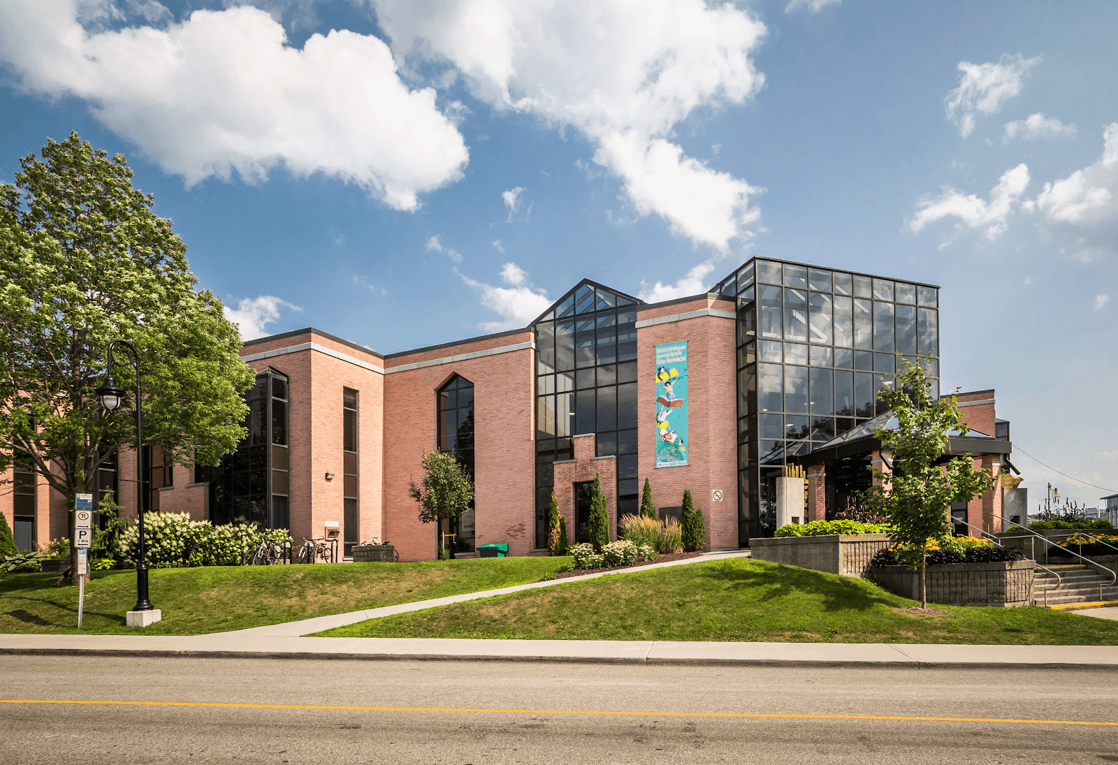 Éva-Senécal Library - Image 1