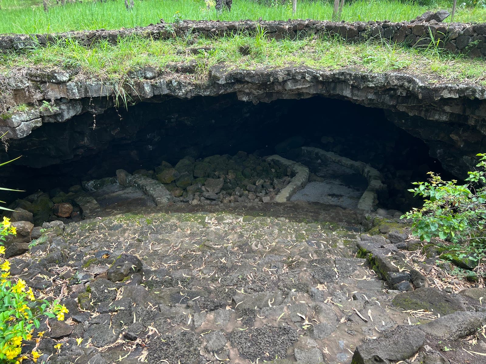 Roches Noires Lava Tubes - Image 1