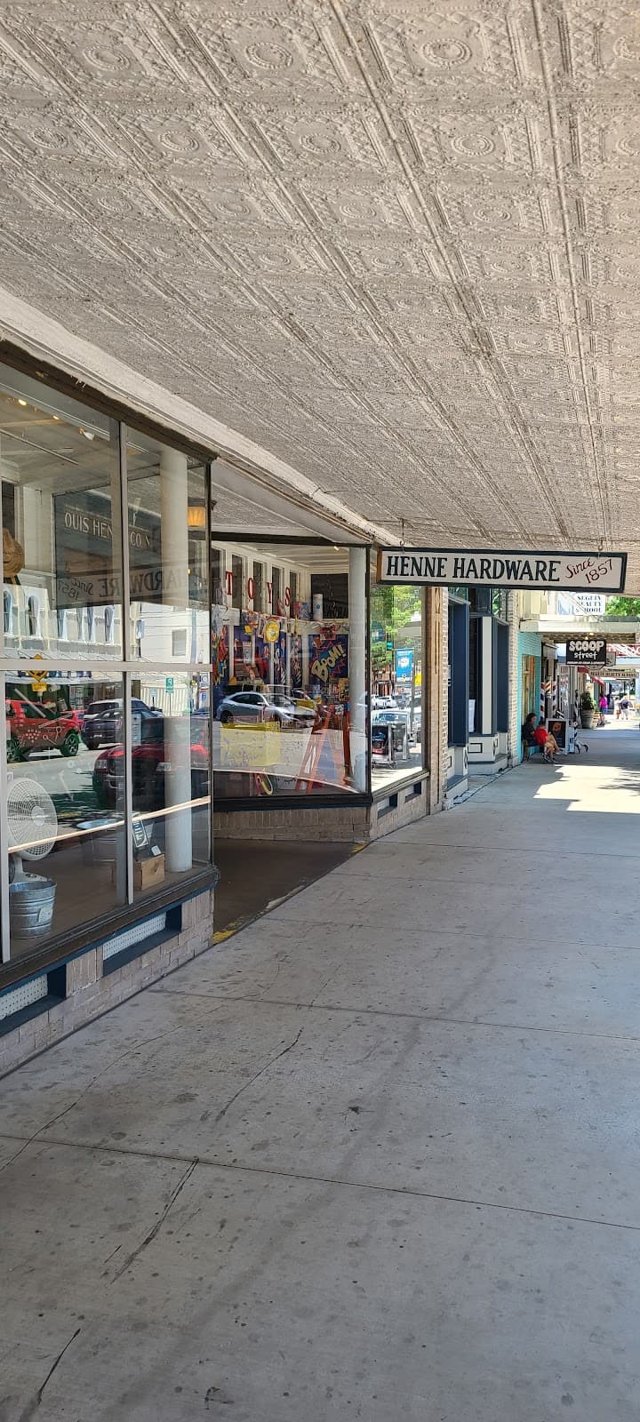 Henne Hardware - Image 1