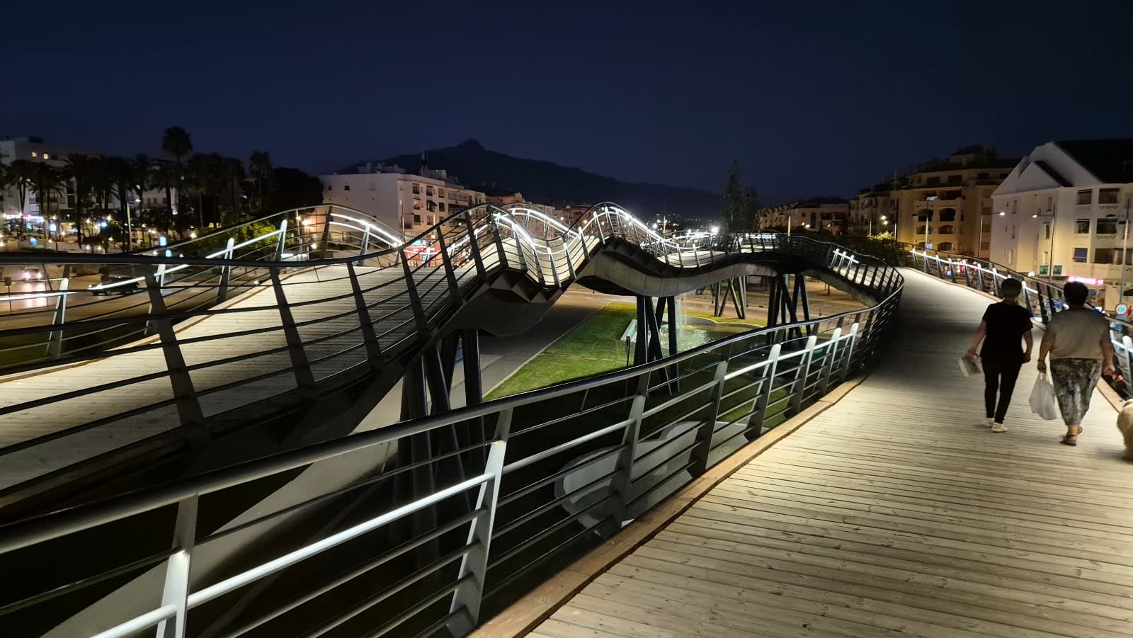 San Pedro Curvy Footbridge - Image 1