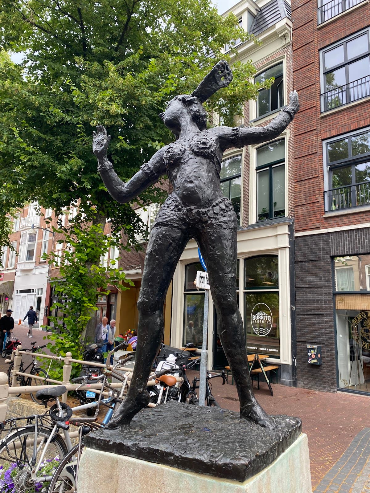 Mata Hari Statue - Image 1