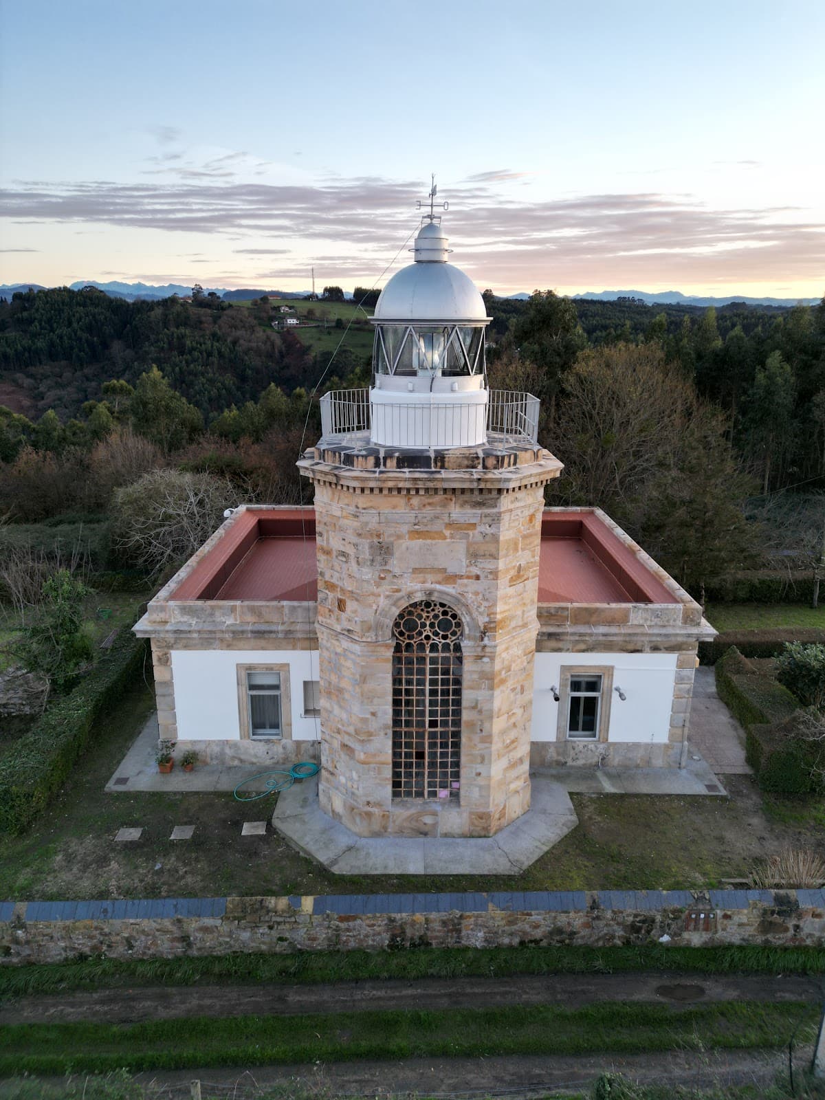 Faro de Tazones - Image 1