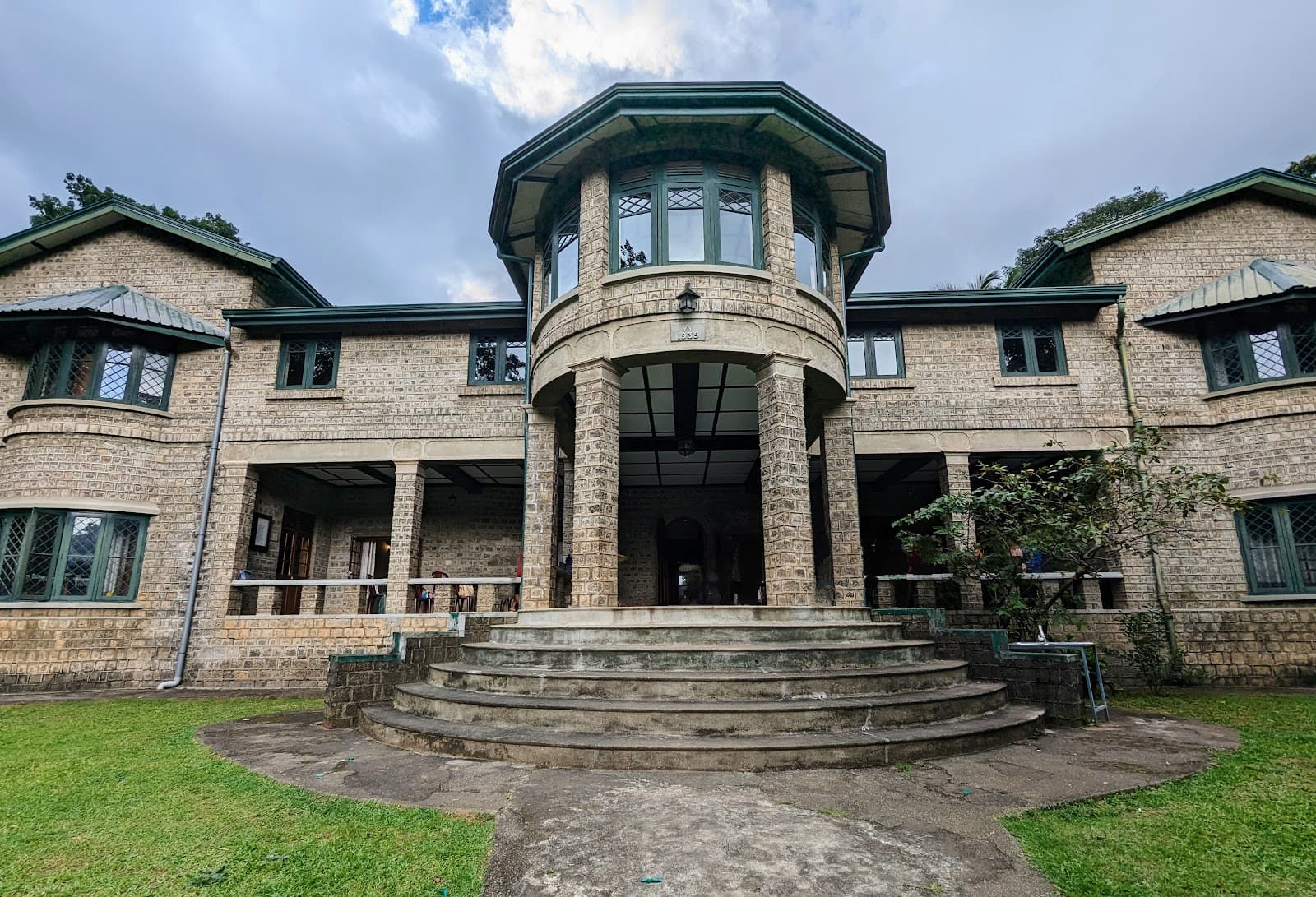 Gal Bangalawa (Stone House) - Image 1