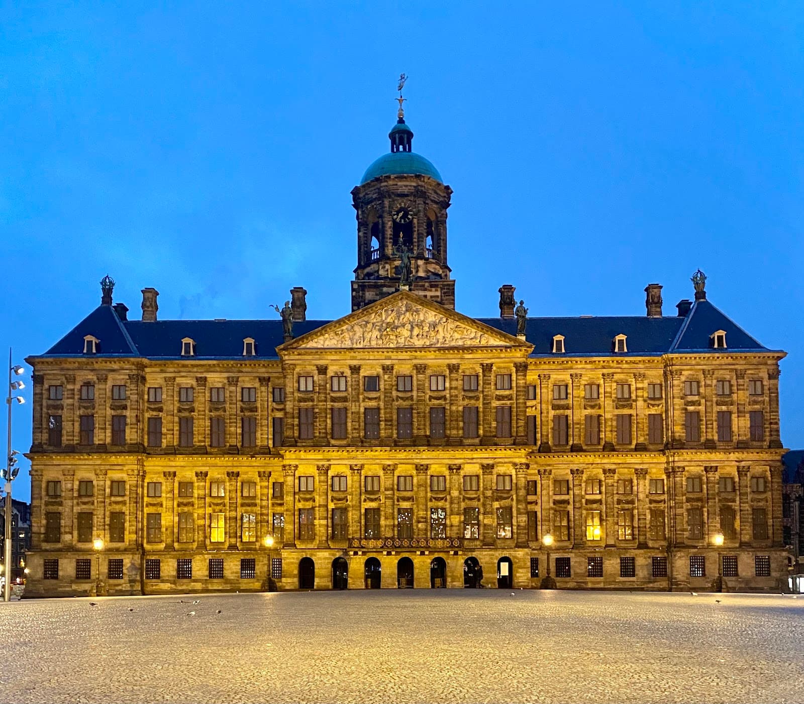 Various Meeting Points (e.g., Dam Square) - Image 1