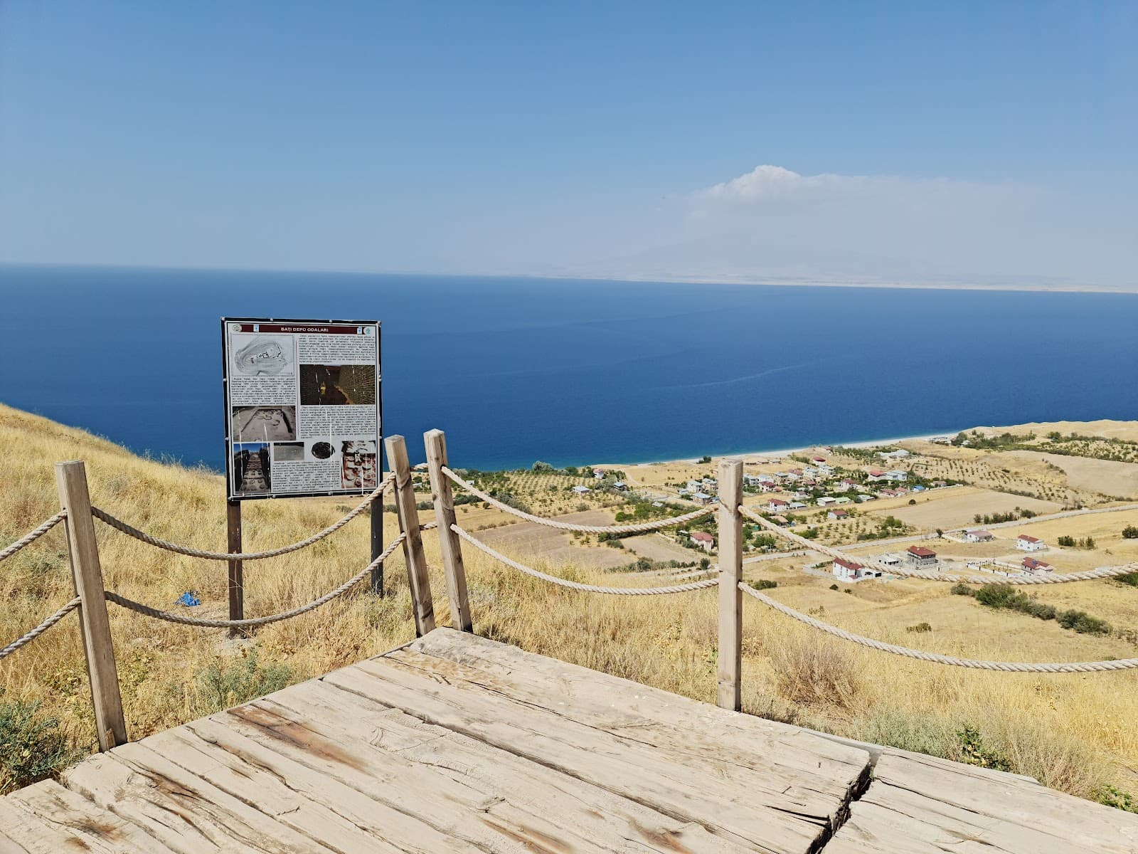 Ayanis Castle (Urartian) - Image 1