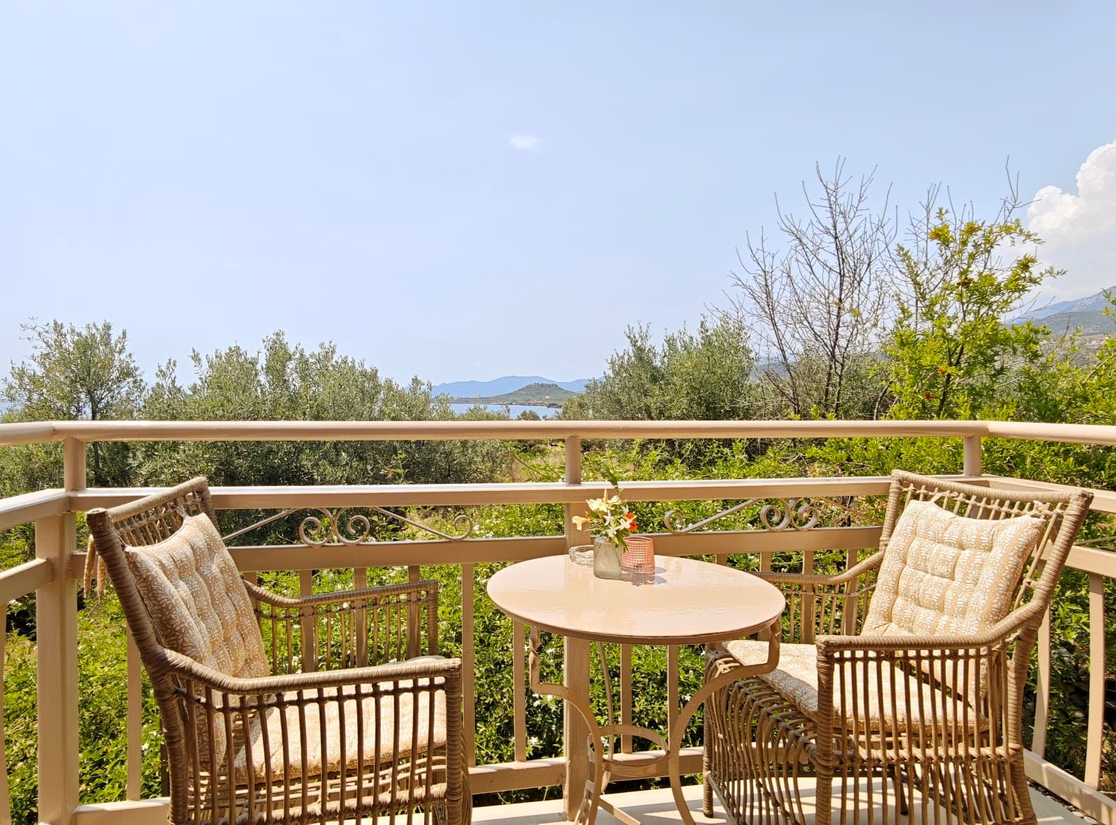 To Petrino Agios Nikolaos - Image 1