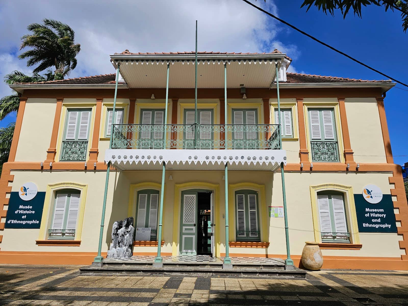 Mannequin and Jewel Exhibits