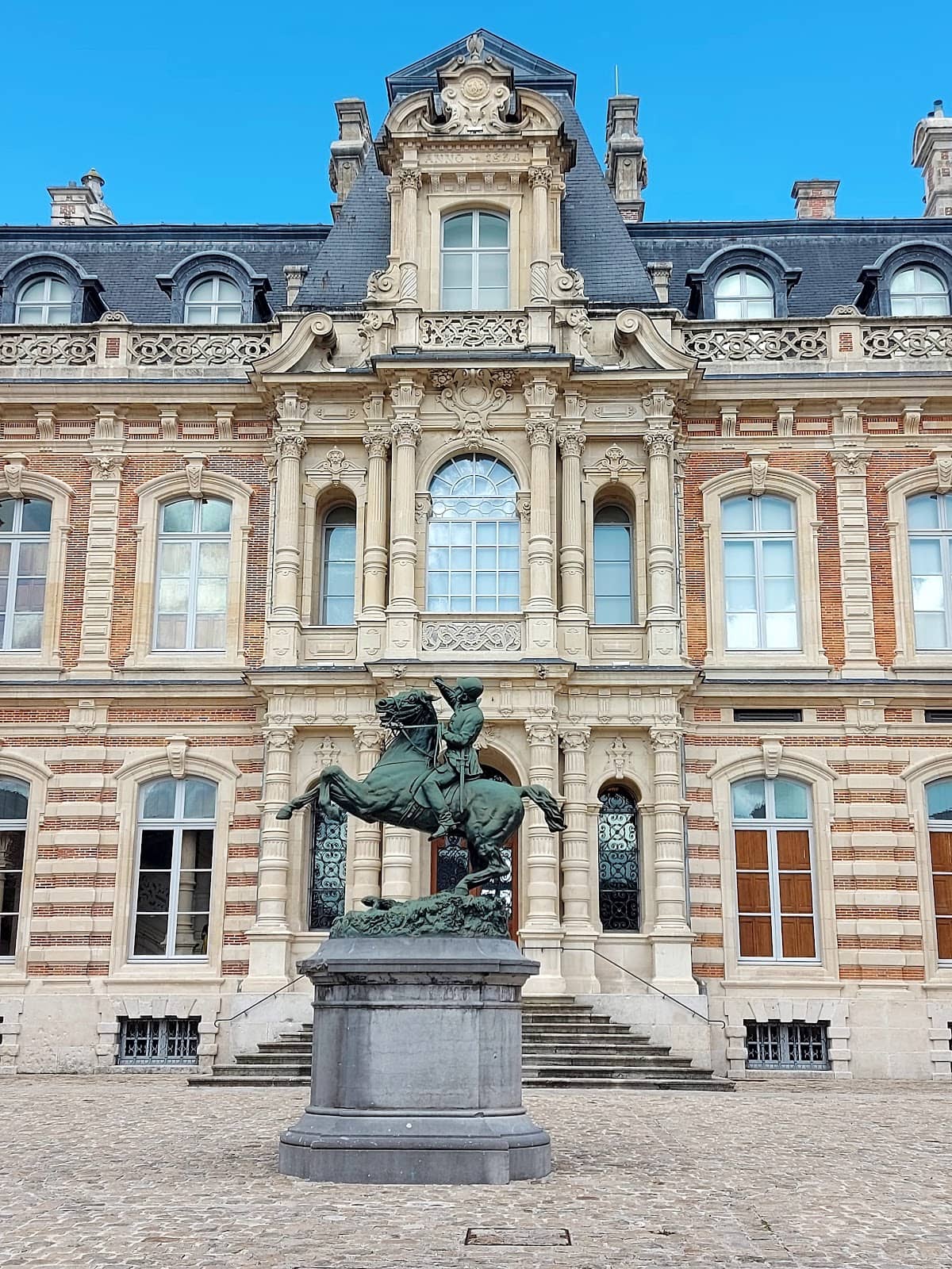 Dom Pérignon Statue