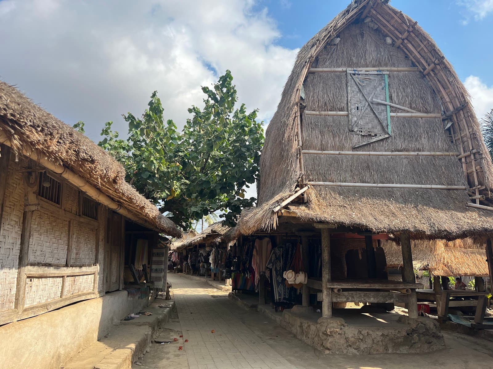 Sade Lombok - Image 1