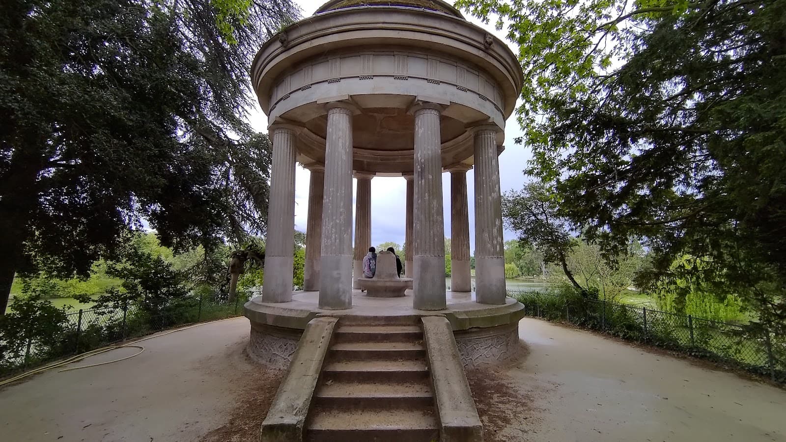 Temple Romantique de l’Île de Reuilly - Image 1