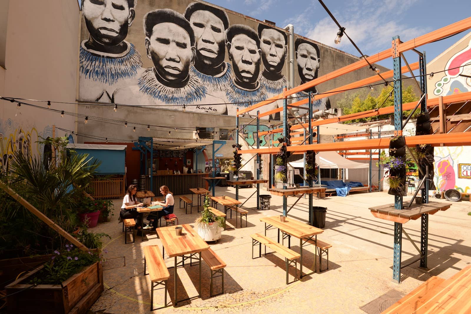 Cafeteria & Bar
