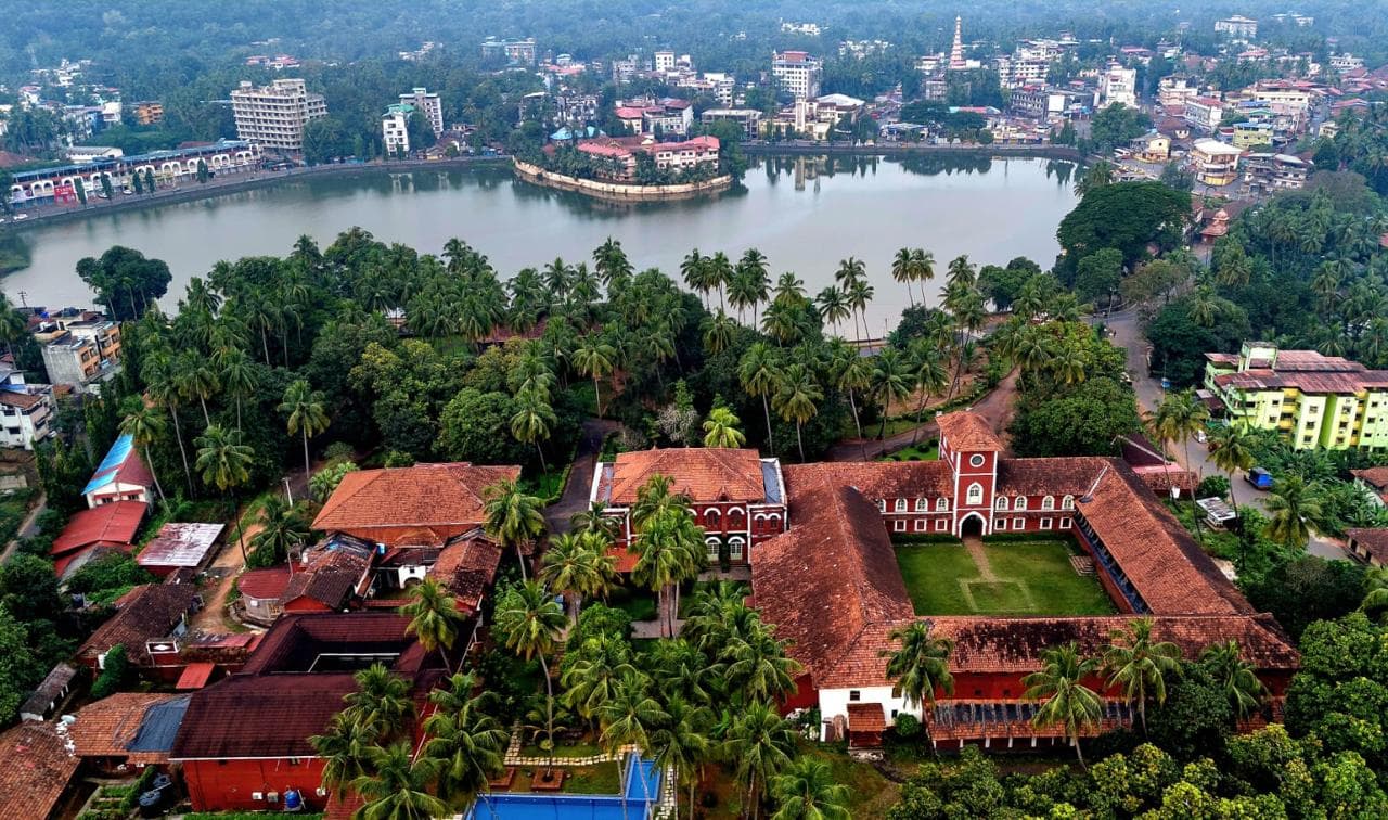 Sawantwadi Palace - Image 1